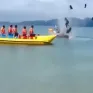 Ca nô đang chạy bỗng phát nổ, tài xế bị hất văng trên biển