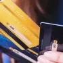 Quẹt thẻ tín dụng để đi du lịch: “Chữa lành” hay “gánh nợ?