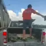 Xử phạt tài xế dừng xe trên cầu Chương Dương ném rác xuống sông Hồng