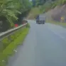 Xe tải vượt ẩu ép xe khác lật ngang đường