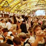 Hàng nghìn người tham dự lễ hội bia Oktoberfest lớn nhất thế giới