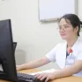 Nữ bác sĩ bị tấm kính quán cà phê rơi trúng đã trở lại làm việc sau thời gian điều trị