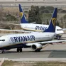 Máy bay Boeing của Ryanair cháy động cơ, hơn 180 hành khách phải sơ tán