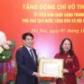 Trao huy hiệu 30 năm tuổi Đảng cho Phó Chủ tịch nước Võ Thị Ánh Xuân