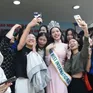 Miss International 2024 Thanh Thuỷ được fan vây kín khi về thăm trường ở Đà Nẵng