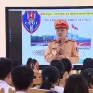 Khi chiến sĩ cảnh sát giao thông làm thầy giáo dạy học sinh