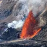 Du khách đổ xô chiêm ngưỡng dòng nham thạch phun trào từ núi lửa Kilauea ở Hawaii