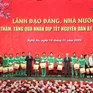 Chủ tịch Ủy ban Trung ương MTTQ Việt Nam Đỗ Văn Chiến tặng quà cho người nghèo, công nhân lao động tại Nghệ An