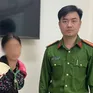 Mẹ trẻ bế con nhỏ lang thang giữa Hà Nội được công an hỗ trợ về quê an toàn