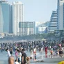 Bãi biển Đà Nẵng thu hút rất đông du khách