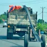CSGT Hà Nội xử lý ô tô kéo xe tự chế chở sắt thép dài hàng chục mét trên đường Nội Bài