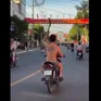 Công an khống chế người đàn ông đi xe máy cầm rựa "múa" trên phố