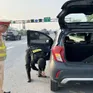 Hai cán bộ công an kịp thời hỗ trợ người dân gặp sự cố trên cao tốc dịp nghỉ lễ