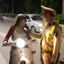 Vừa uống bia với thông gia, vẫn đi xe máy, người đàn ông bị lập biên bản