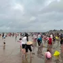 Trào lưu "săn ngao" thu hút hàng nghìn người dịp nghỉ lễ