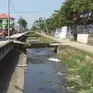 Dòng kênh đen đặc, bốc mùi giữa khu dân cư