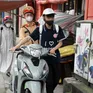 Mẹ mệt để con lái xe máy, cả hai bị lập biên bản