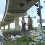 Nhếch nhác dưới tuyến Metro số 1: Ngổn ngang rác thải và hình vẽ bôi bẩn