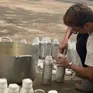 Phá đường dây chiết nước hoa ''Made in Dubai'' bằng xi lanh, trộn bằng máy đánh trứng