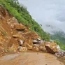 Đá lăn đè trúng máy xúc khiến một công nhân tử vong