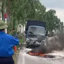 Xe máy bốc cháy sau va chạm với ô tô, 1 người tử vong