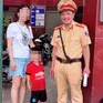 Bé trai đi lạc giữa phố đông Hà Nội, CSGT kịp thời giúp đỡ tìm người thân