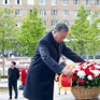 Tổng Bí thư Tô Lâm và Phu nhân dâng hoa tưởng nhớ Chủ tịch Hồ Chí Minh và Tổng Bí thư Lê Duẩn tại Moscow