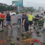 Nghệ An: Người dân giúp tài xế thu gom dưa hấu sau tai nạn