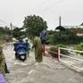 Bình Dương: Mưa lớn gây sập tường rào công ty, trụ điện gãy đổ