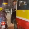 Tài xế xe bus mở cửa va trúng xe máy chở trẻ nhỏ, bị xử phạt 5 triệu đồng
