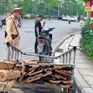 Xe máy kéo sắt dài cả chục mét chạy trên phố Hà Nội, tài xế không bằng lái