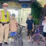 3 bé trai 10 tuổi đạp xe lạc 30km, CSGT Hà Nội giúp tìm người thân