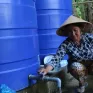 Người dân Trà Vinh tích cực trữ nước mưa ứng phó hạn, mặn