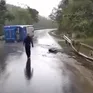 Phóng nhanh, vượt ẩu khi trời mưa, xe khách lật ngang, trượt dài trên quốc lộ