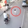 Bé gái 2 tuổi bị bỏ quên, chạy ra giữa đường đuổi theo lớp học