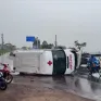 Xe cứu thương lật nghiêng sau khi va chạm xe con, 4 người bị thương