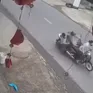 Xe máy lao từ trong ngõ ra đâm xe khác, 2 người rơi xuống đường