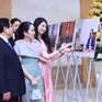 Thủ tướng Việt Nam, Thái Lan tham quan trưng bày ảnh và các sản phẩm thủ công mỹ nghệ