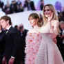 Angelina Jolie mặc chiếc váy có mức giá không tưởng trên thảm đỏ LHP Cannes 2025