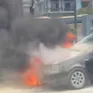 Ô tô bốc cháy ngùn ngụt khi đang chạy ở Huế