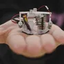 Mỹ ra mắt robot tự hành hai chân nhỏ nhất thế giới