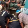 Phép màu của tình phụ tử: Người cha lao xuống giếng sâu cứu con gái nhỏ