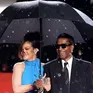 Rihanna khoe bụng bầu trên thảm đỏ Cannes