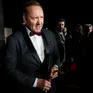 Kevin Spacey trở lại Cannes, các nhiếp ảnh gia xô đổ hàng rào