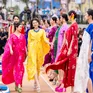 "Luyến lươn" Thanh Hương làm vedette cho show thời trang Vũ khúc biển hoa