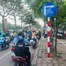 Bất chấp biển cấm, hàng đoàn xe ngược chiều giữa phố Hà Nội
