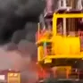 Video: Cháy giàn đầu giếng Sông Đốc ngoài khơi, công nhân đu dây thoát nạn