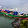 Tàu container khổng lồ mắc cạn ngay trước cửa nhà dân