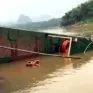 Lật đò chở 10 học sinh qua sông Mã