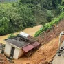 Tuyên Quang: Mưa lớn gây ngập sâu, nhà vệ sinh trường học bị sạt lở xuống suối